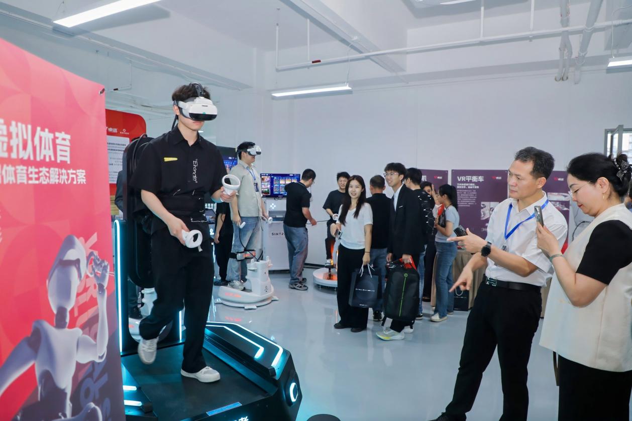 图片6：参观智能体育典型案例展示推广中心